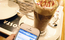 Milchkaffee und Smartphone mit freiem WLAN